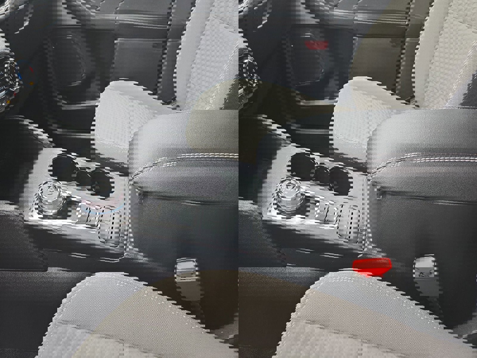 Used 2022 Ford Escape SE w/ SE Sport Appearance Package image 22