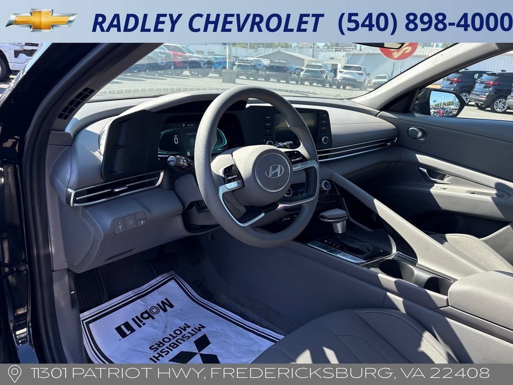 Used 2025 Hyundai Elantra Hybrid FWD image 4