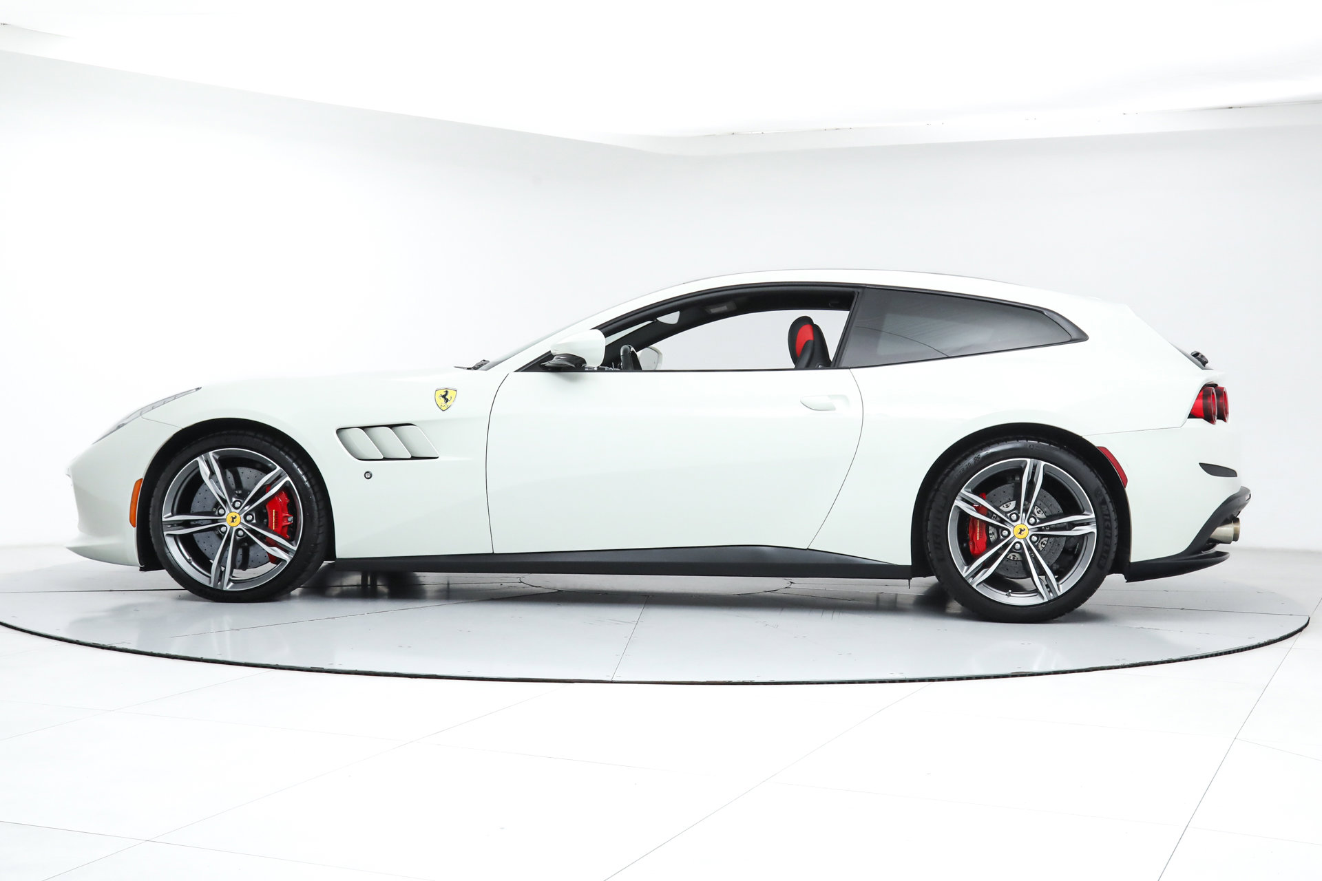 Certified 2020 Ferrari GTC4Lusso image 4