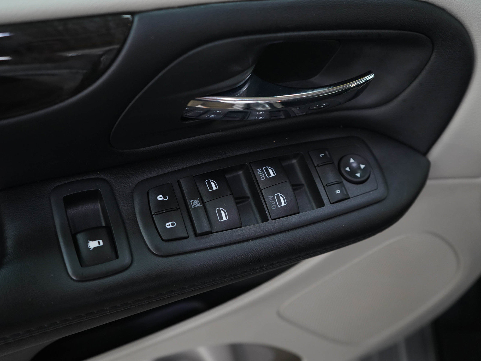 Used 2020 Dodge Grand Caravan SE w/ UConnect Hands-Free Group FWD image 20