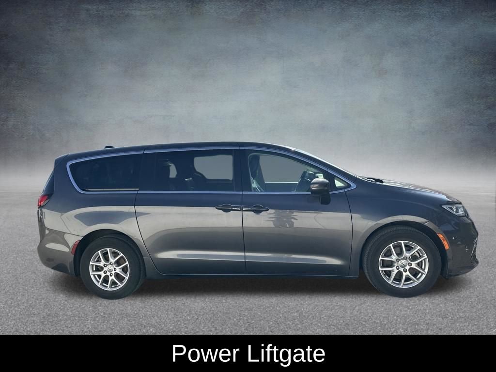 Used 2023 Chrysler Pacifica Touring-L image 7