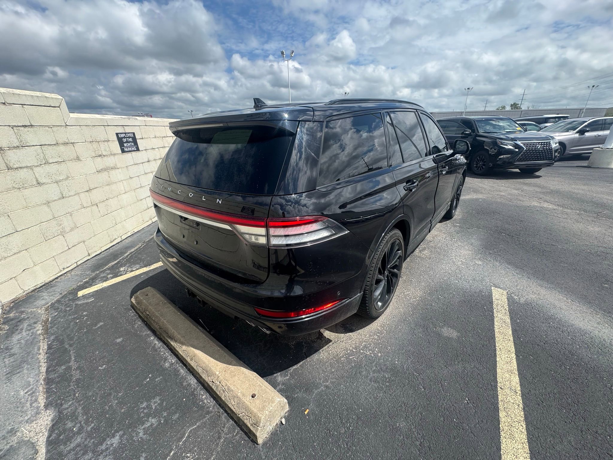 Used 2023 Lincoln Aviator Reserve w/ Jet Appearance Package image 2