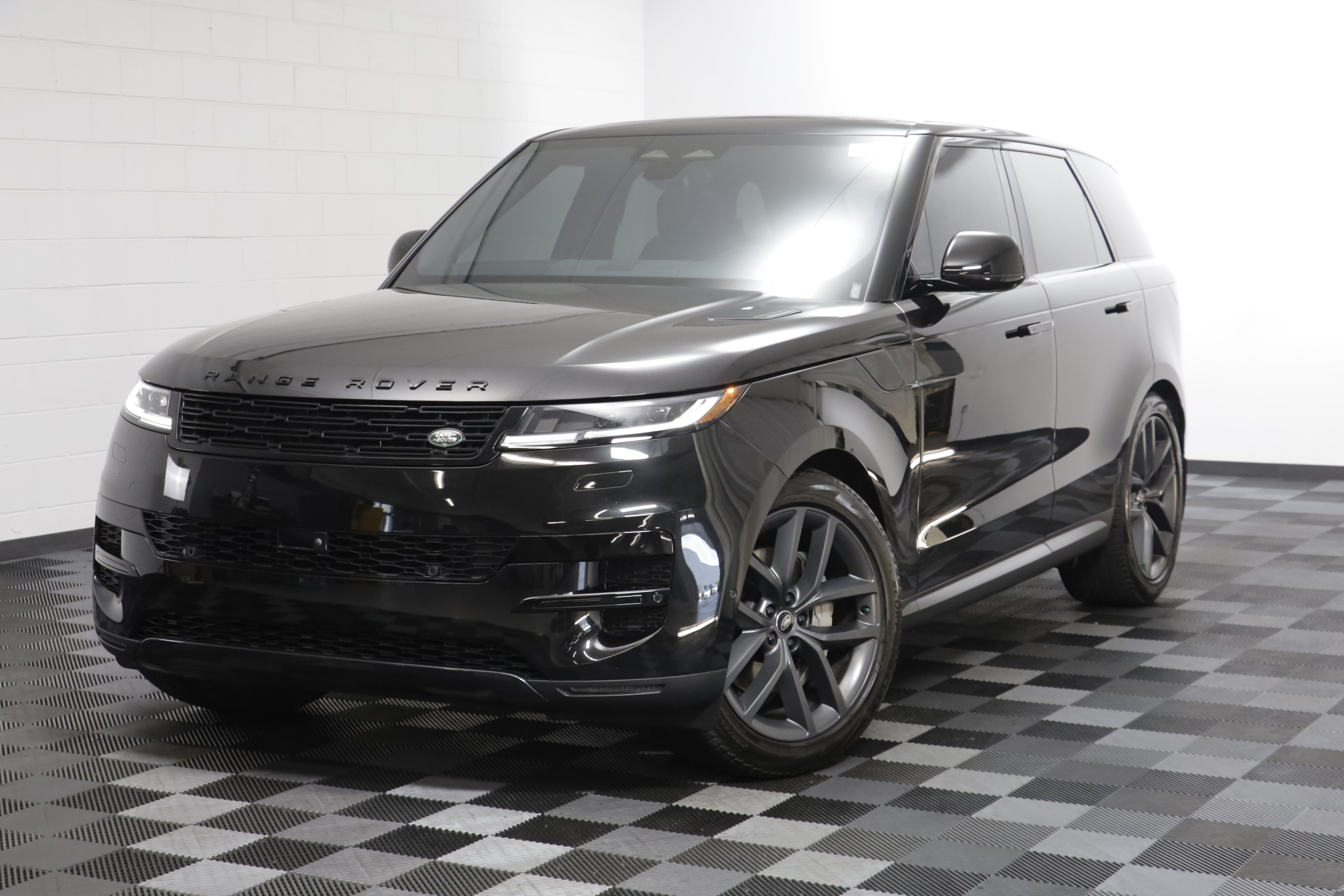Used 2024 Land Rover Range Rover Sport SE AWD/4WD image 1