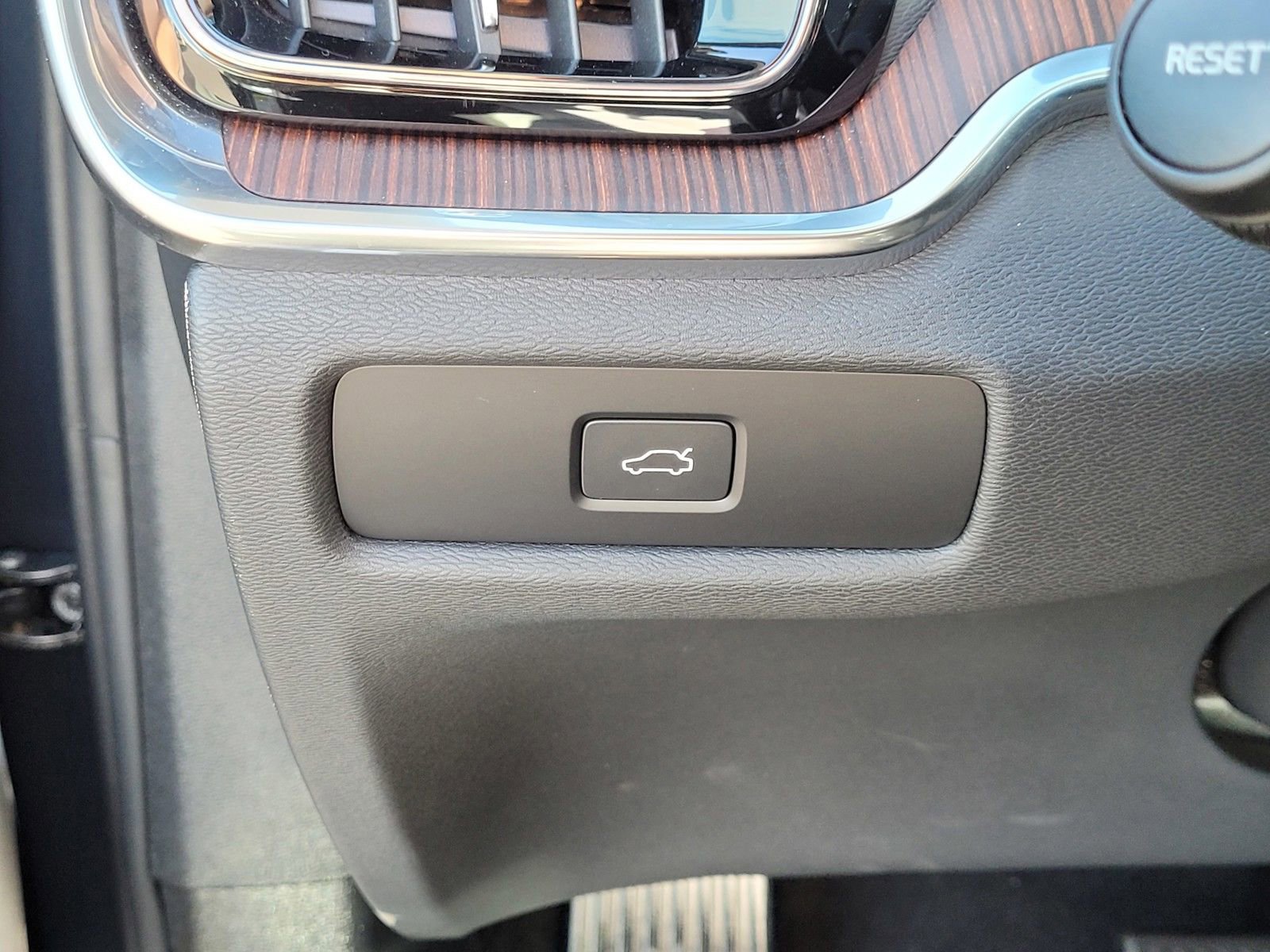 Used 2025 Volvo V60 B5 Cross Country Plus image 17