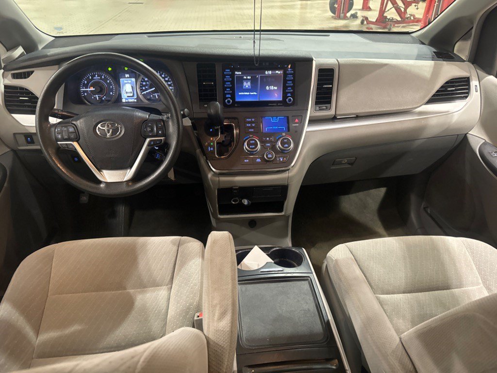 Used 2018 Toyota Sienna LE FWD image 47
