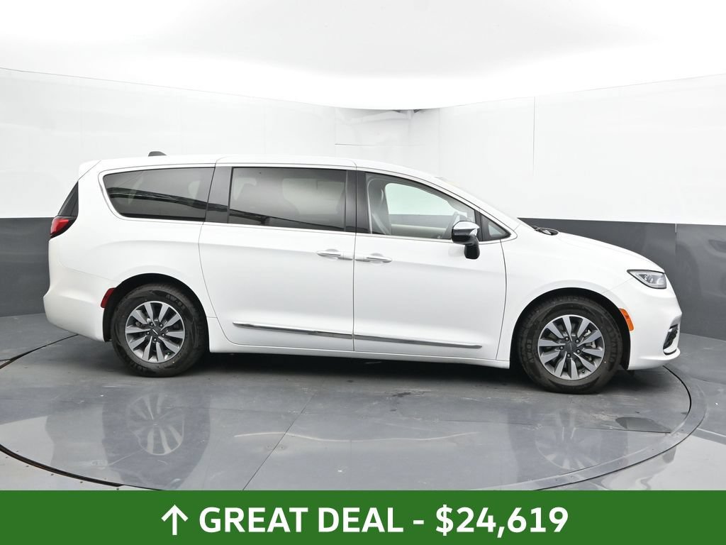 Used 2023 Chrysler Pacifica Limited FWD image 5