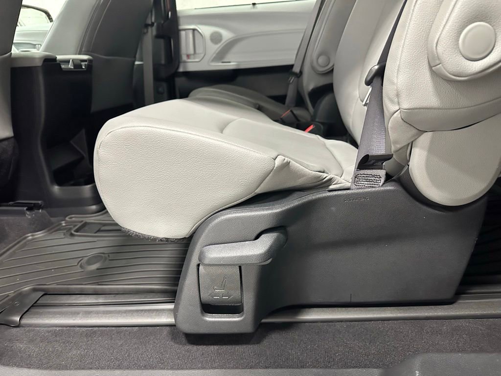 Used 2025 Toyota Sienna XLE AWD/4WD image 47