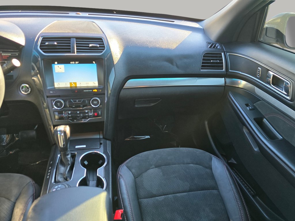Used 2018 Ford Explorer XLT w/ XLT Appearance Package AWD/4WD image 3