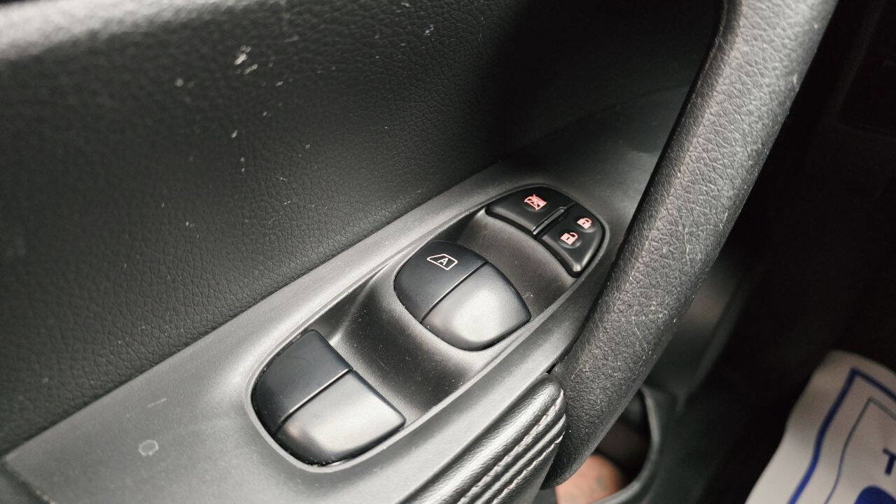 Used 2018 Nissan Rogue SV image 25