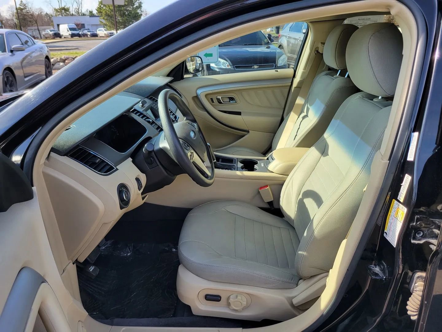Used 2017 Ford Taurus SE image 2