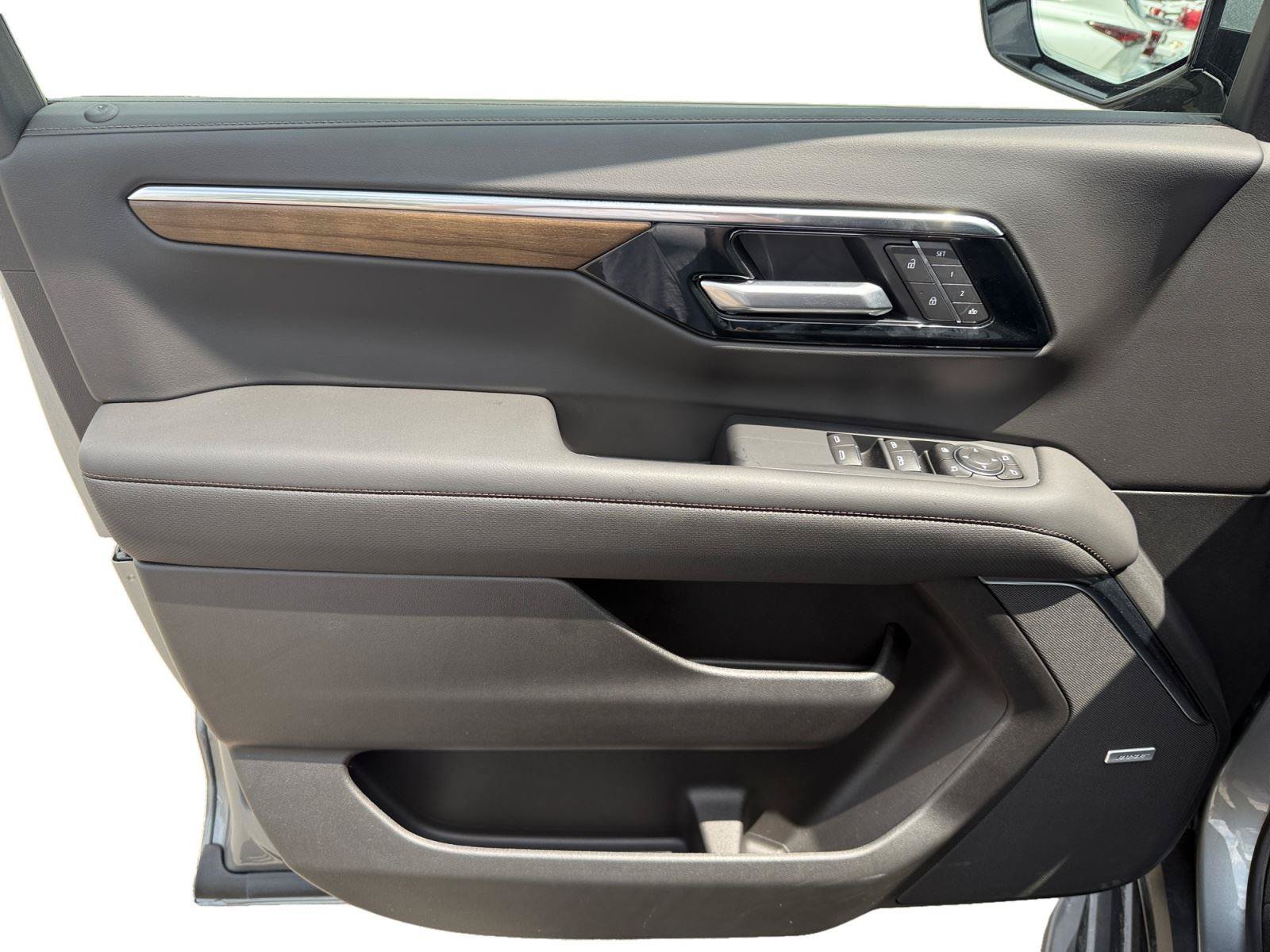 New 2026 Chevrolet Suburban High Country w/ Sun And Tow Package AWD/4WD image 9