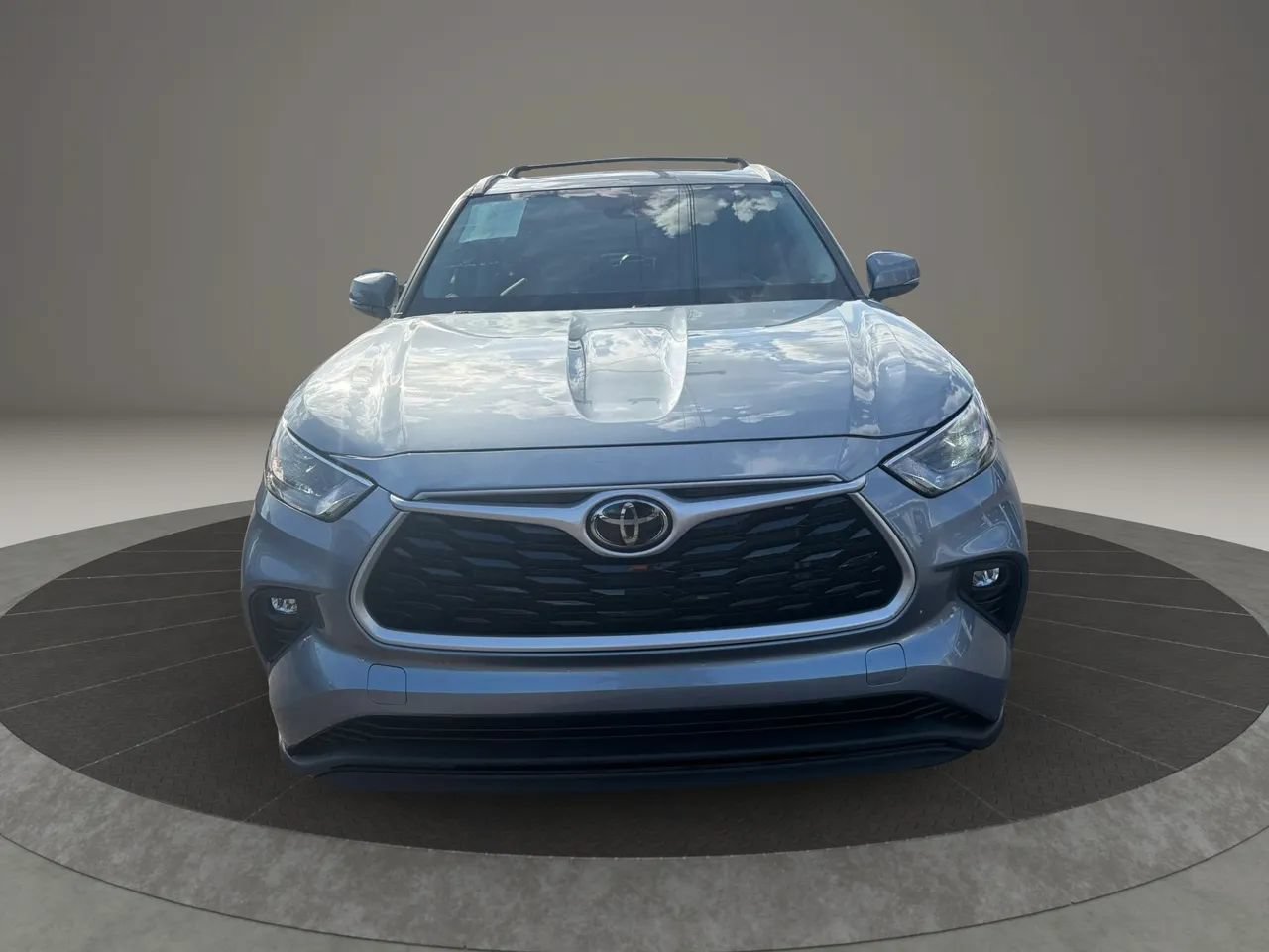 Used 2022 Toyota Highlander XLE AWD/4WD image 8