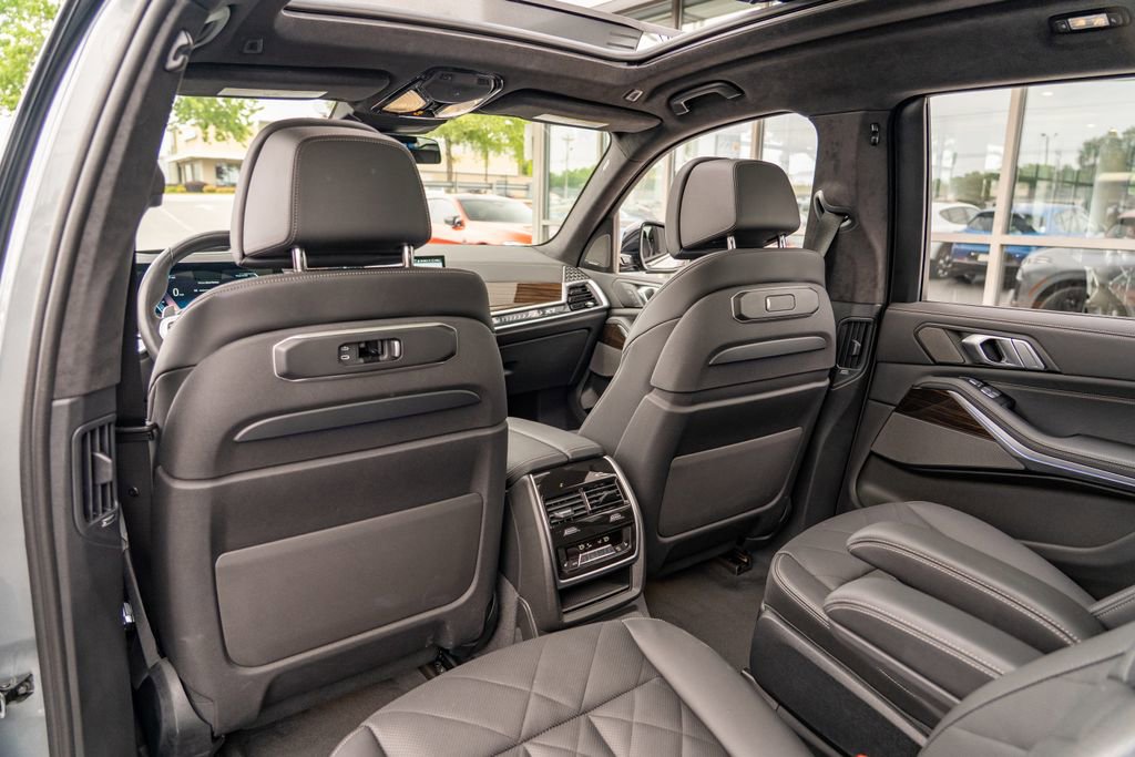 Used 2024 BMW X7 xDrive40i w/ M Sport Package AWD/4WD image 16