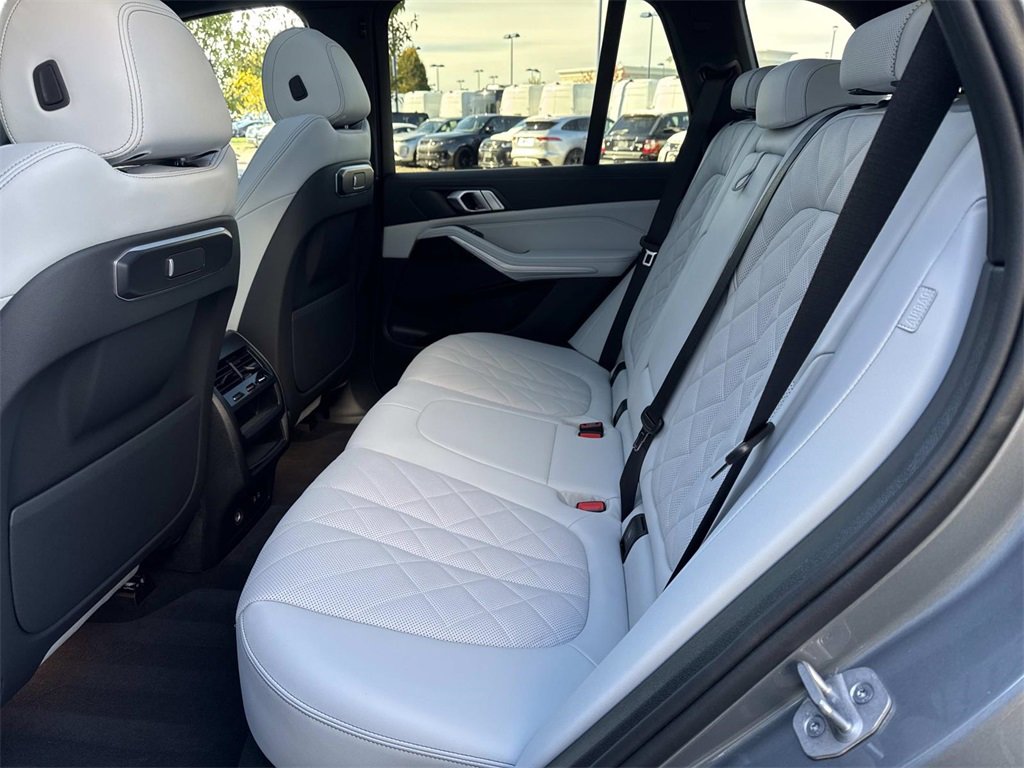 Used 2025 BMW X5 xDrive40i w/ Parking Assistance Package image 13