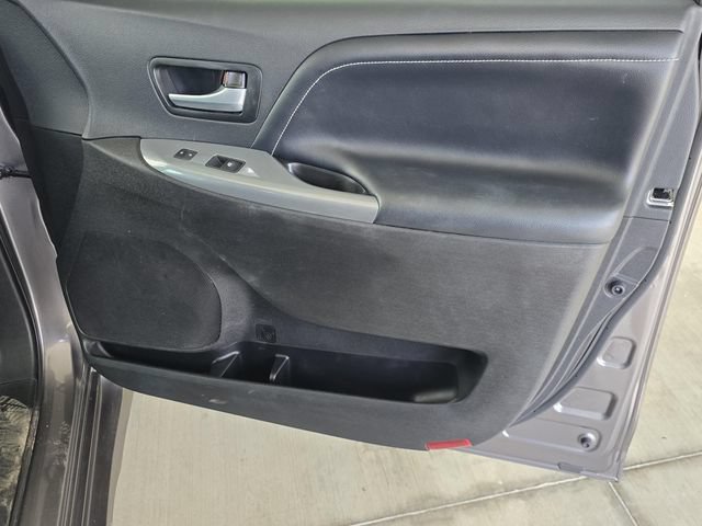 Used 2018 Toyota Sienna SE w/ SE Preferred Package FWD image 34