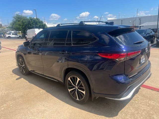 Used 2022 Toyota Highlander XSE AWD/4WD image 4