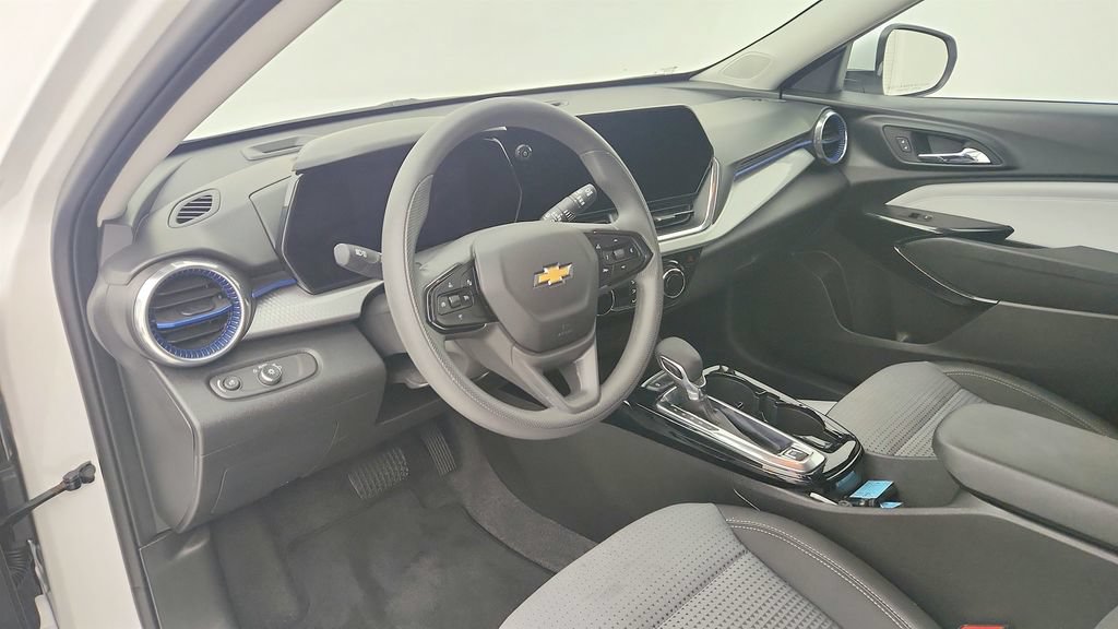 Certified 2025 Chevrolet Trax LT FWD image 13