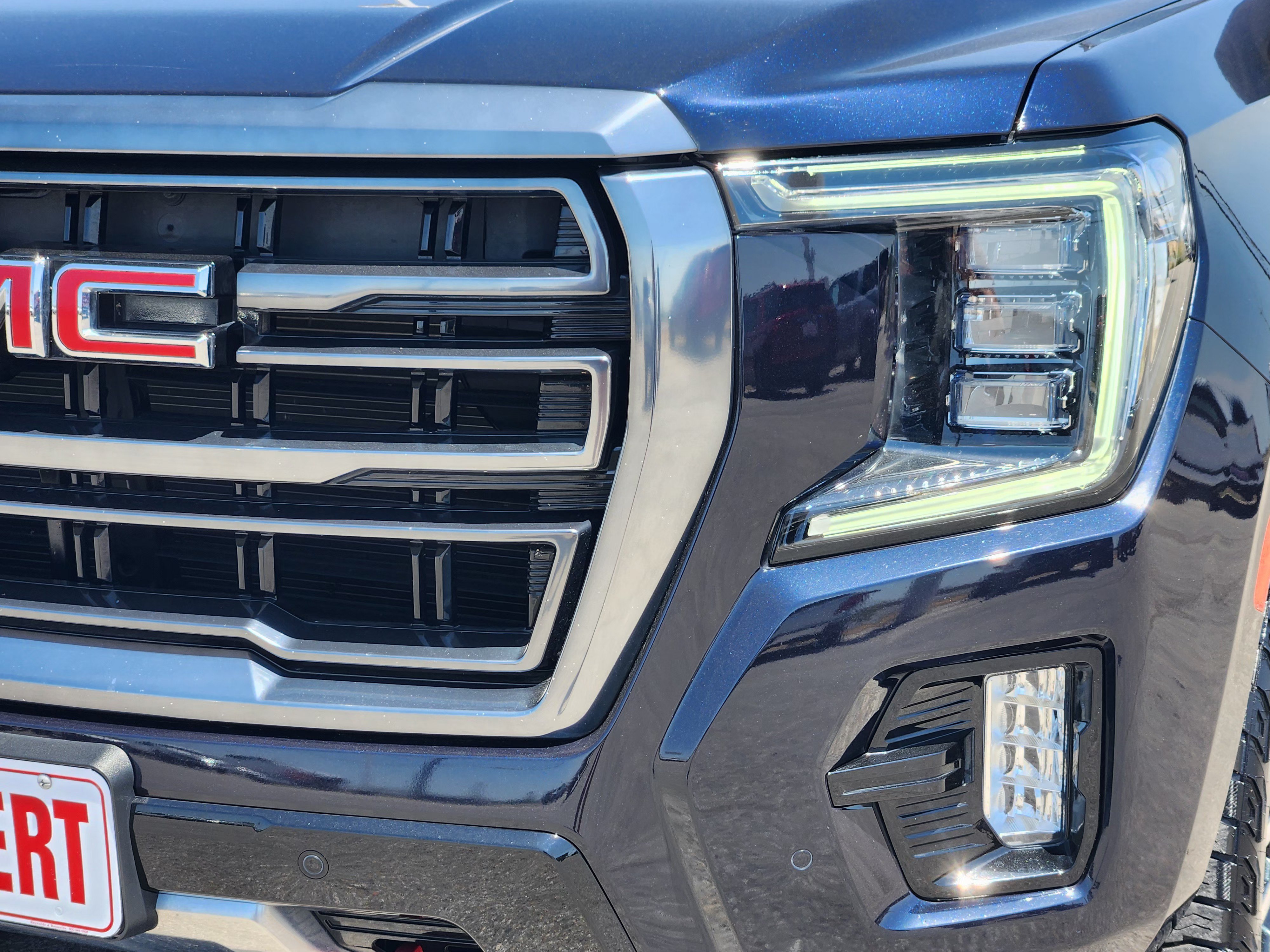 Used 2023 GMC Yukon AT4 w/ AT4 Premium Package AWD/4WD image 8