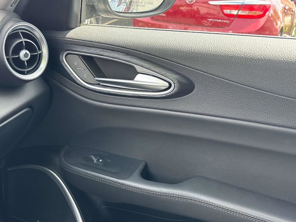 Used 2019 Alfa Romeo Giulia AWD image 25