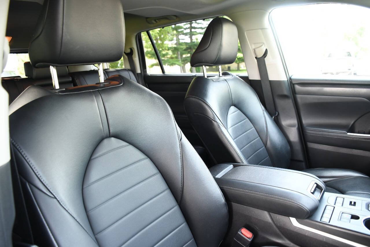 Used 2022 Toyota Highlander XLE AWD/4WD image 28