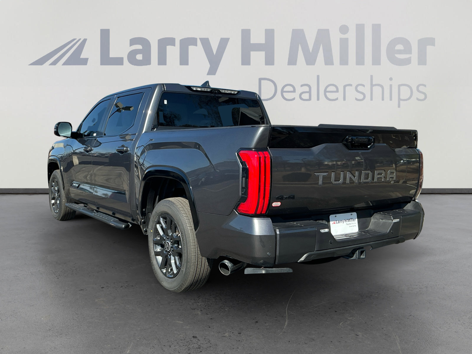 Used 2024 Toyota Tundra Platinum AWD/4WD image 3