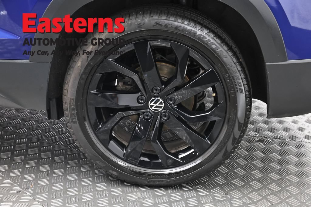 Used 2022 Volkswagen Taos SE w/ Panoramic Sunroof Package FWD image 33
