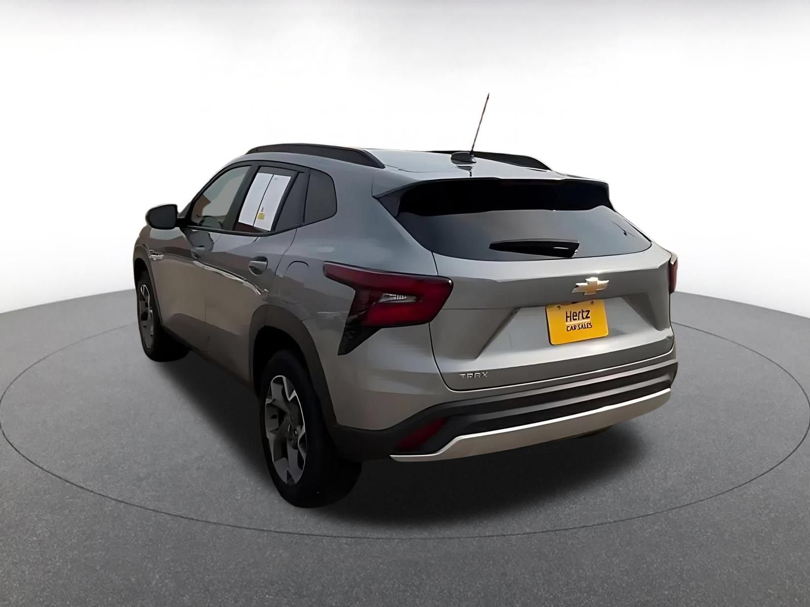 Used 2025 Chevrolet Trax LT FWD image 11