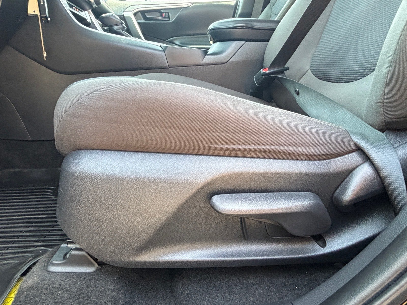 Used 2023 Toyota RAV4 LE AWD/4WD image 27