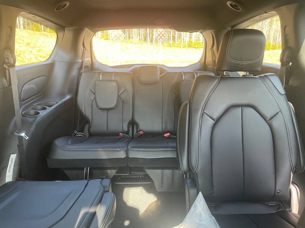 New 2026 Chrysler Pacifica Select FWD image 18