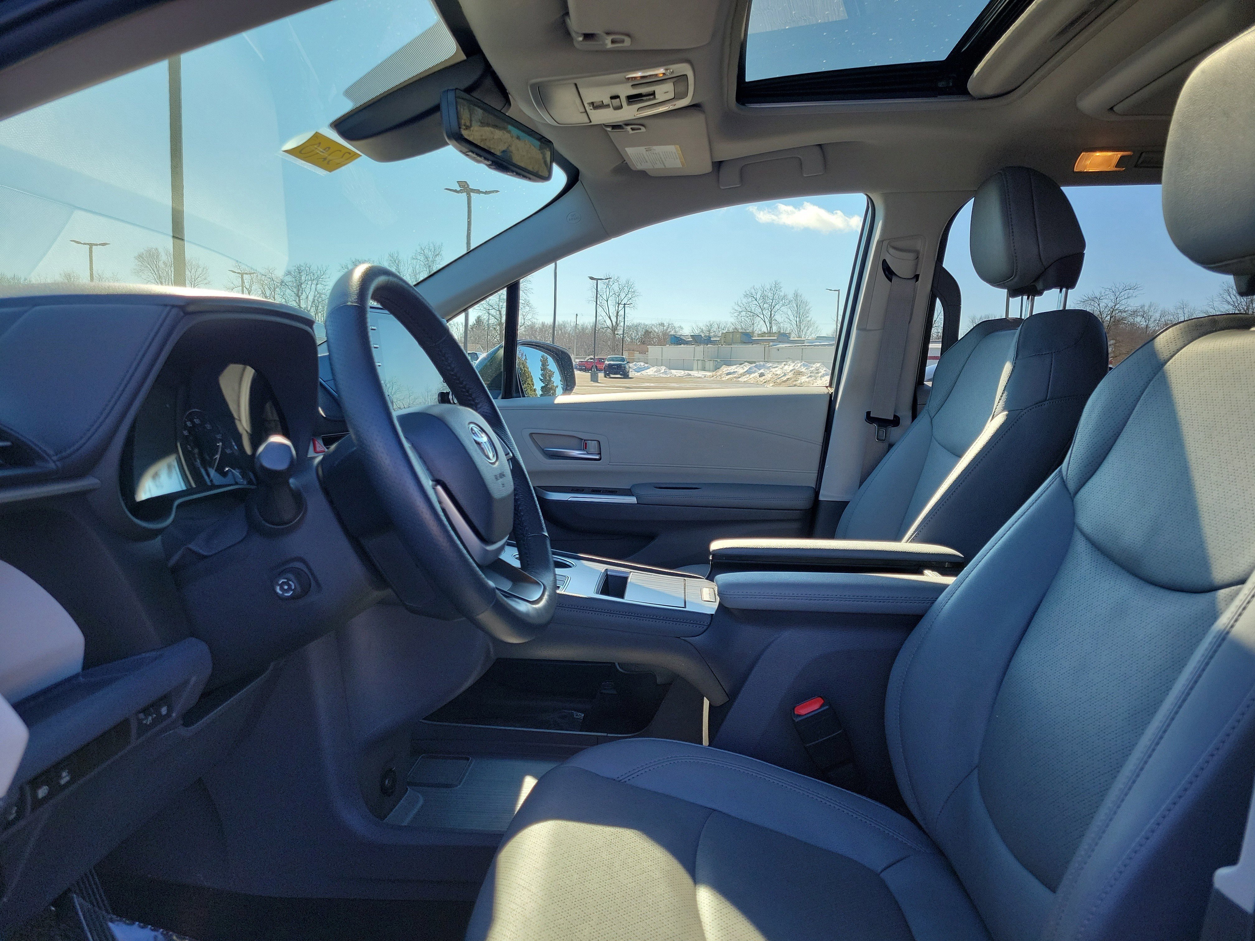 Used 2024 Toyota Sienna Limited image 15