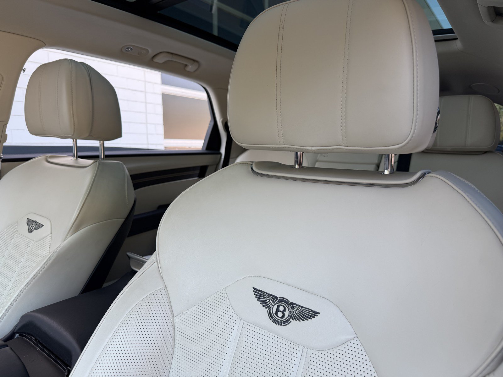 Certified 2023 Bentley Bentayga Extended Wheelbase AWD/4WD image 31