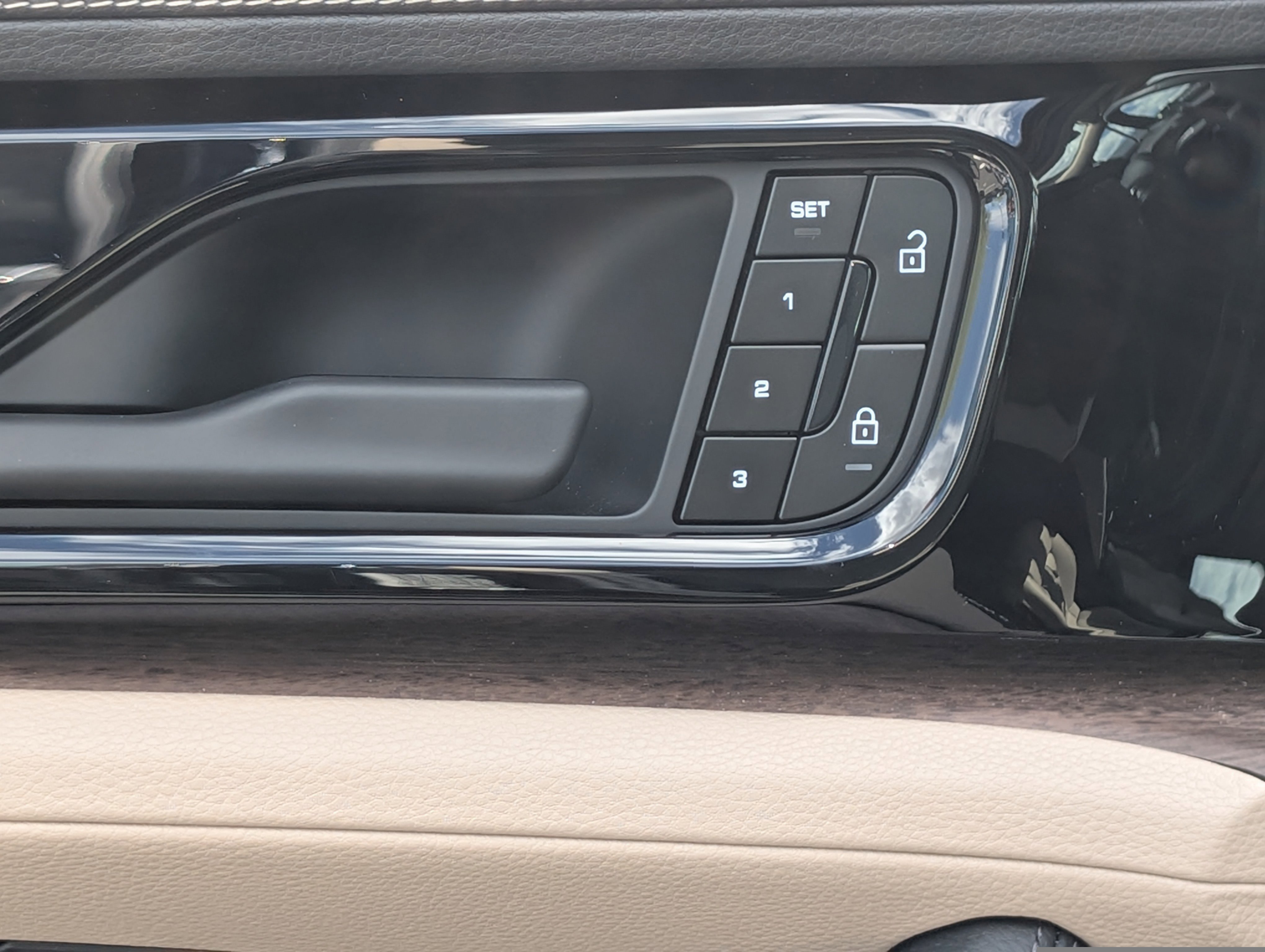 Certified 2025 Porsche Panamera 4 image 21