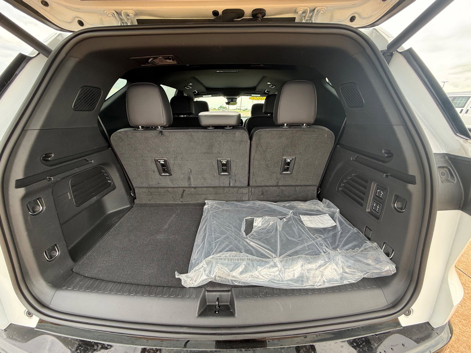 Used 2025 Chevrolet Traverse High Country w/ LPO, Floor Liner Package AWD/4WD image 17