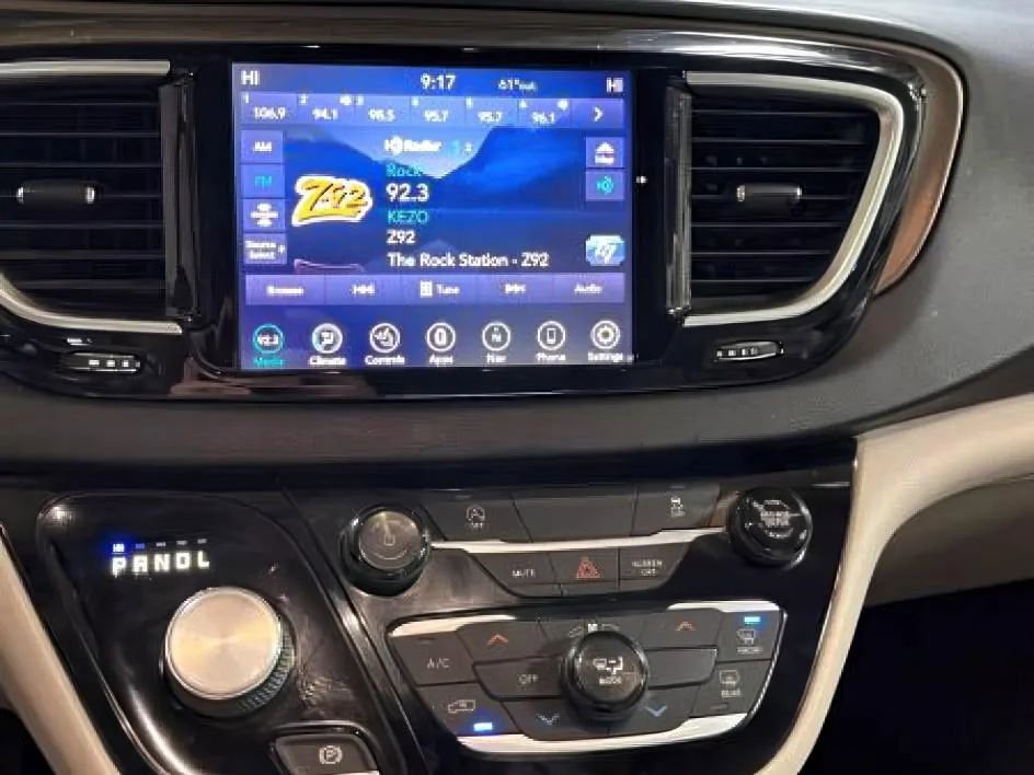 Used 2019 Chrysler Pacifica Touring-L Plus image 21