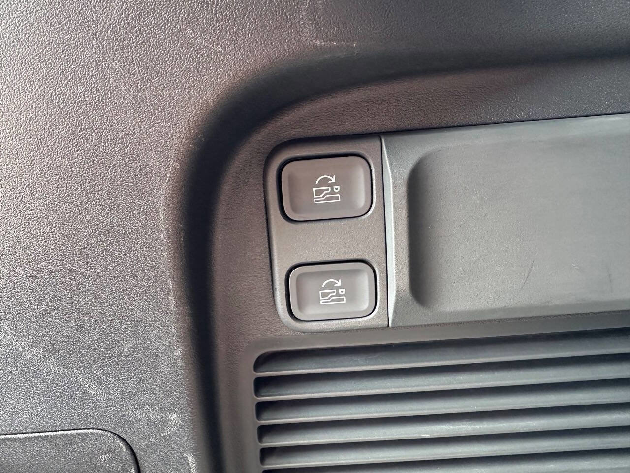 Used 2023 Rivian R1S Adventure image 9