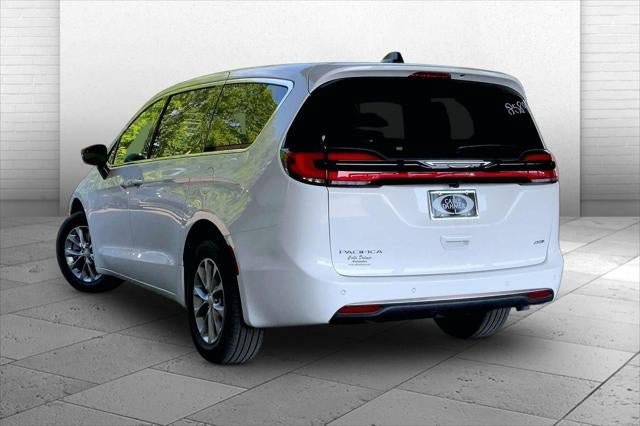 New 2027 Chrysler Pacifica Select w/ Family Tech Group AWD/4WD image 32