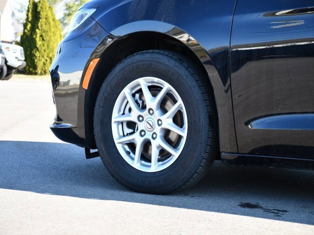 Used 2024 Chrysler Pacifica Touring-L image 12