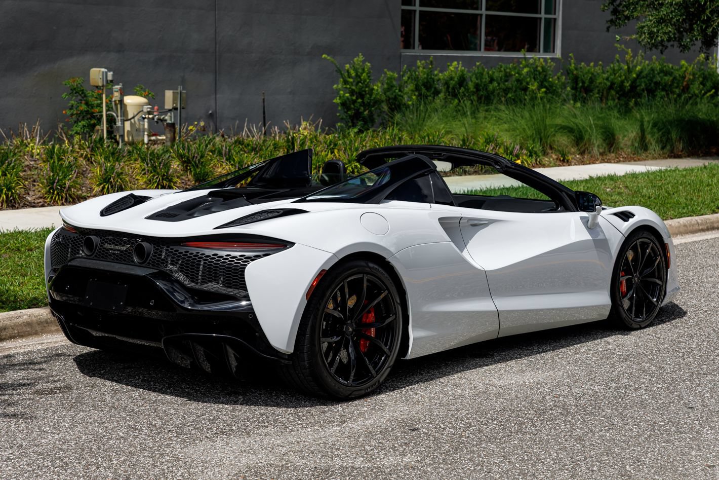 Used 2025 McLaren Artura Spider RWD image 8