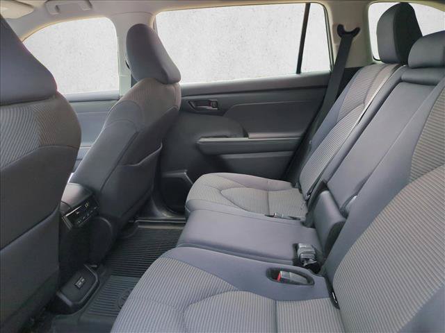 Used 2024 Toyota Highlander LE FWD image 17