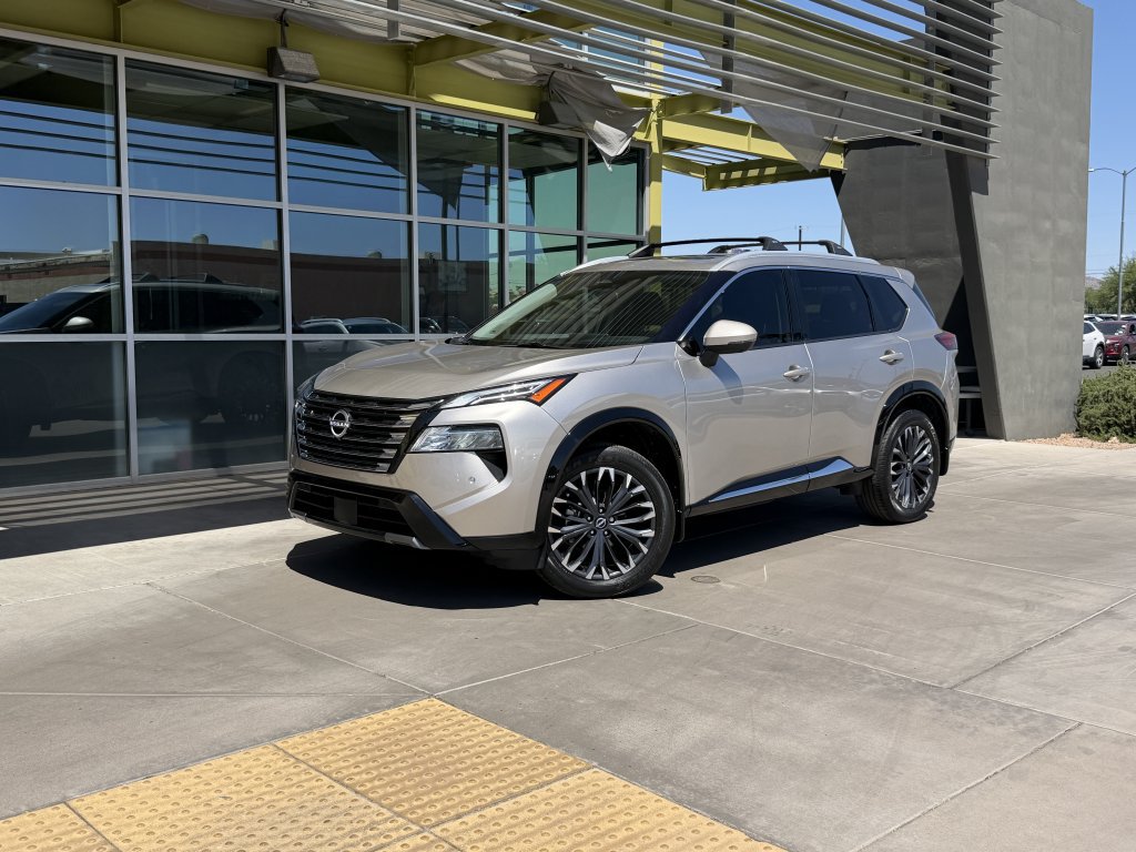 Used 2025 Nissan Rogue Platinum FWD image 1