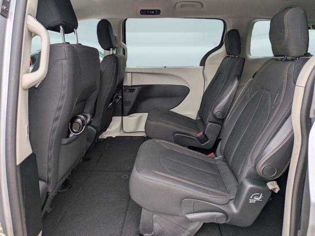 Used 2017 Chrysler Pacifica Touring Plus w/ Tire & Wheel Group FWD image 14