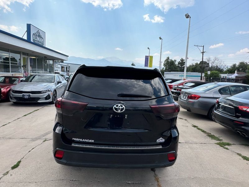 Used 2017 Toyota Highlander LE FWD image 6