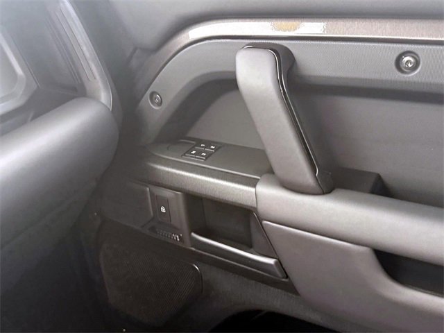 Used 2025 Land Rover Defender 110 image 19
