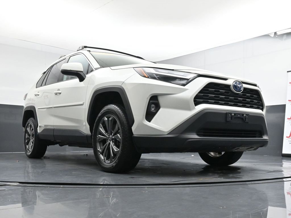 Used 2022 Toyota RAV4 XLE Premium image 18