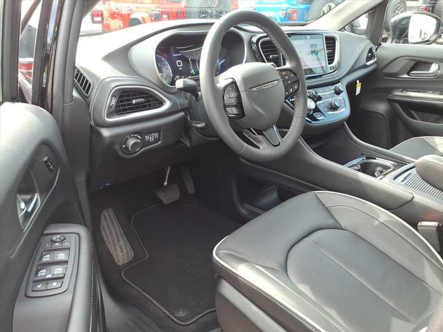 New 2027 Chrysler Pacifica Limited FWD image 17