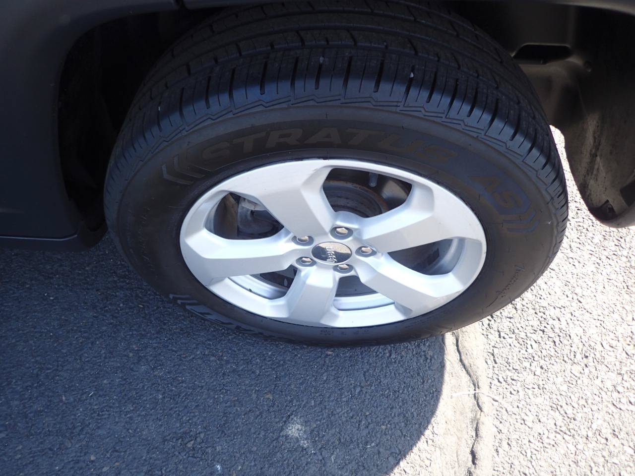 Used 2019 Jeep Compass Latitude w/ Popular Equipment Group AWD/4WD image 24