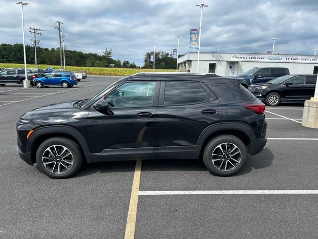 Used 2025 Chevrolet TrailBlazer LT AWD/4WD image 2