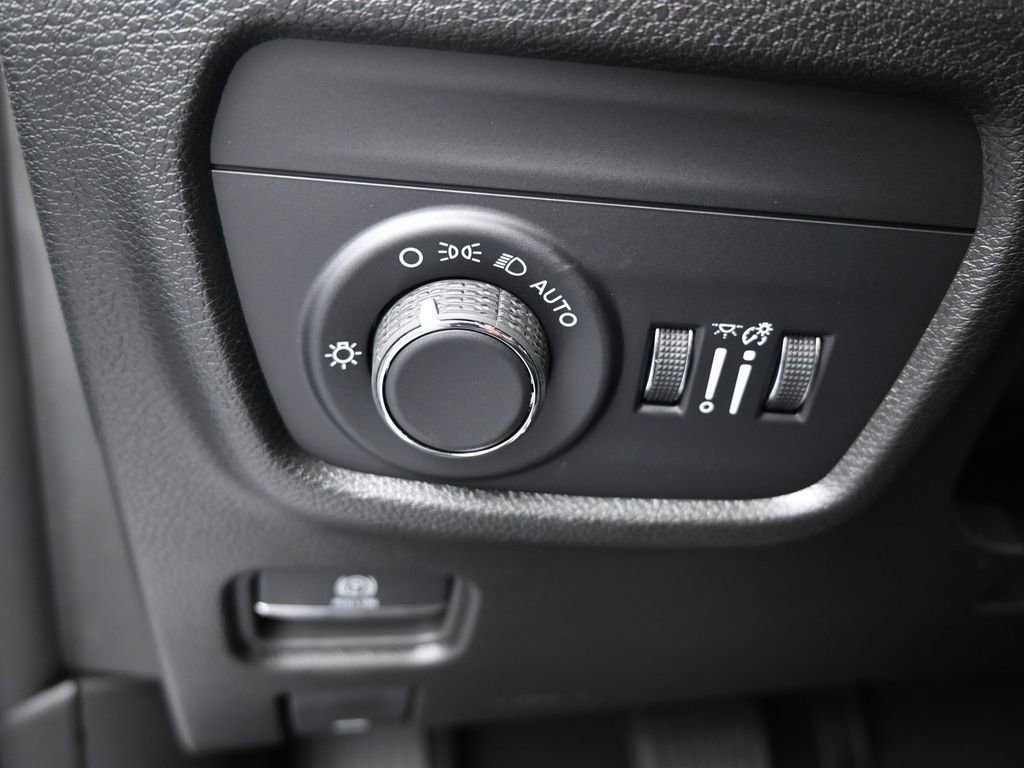 Used 2025 Jeep Grand Cherokee Laredo image 22