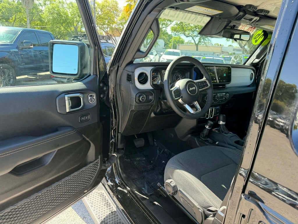 Certified 2026 Jeep Wrangler Sahara AWD/4WD image 14