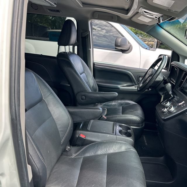 Used 2016 Toyota Sienna SE FWD image 2